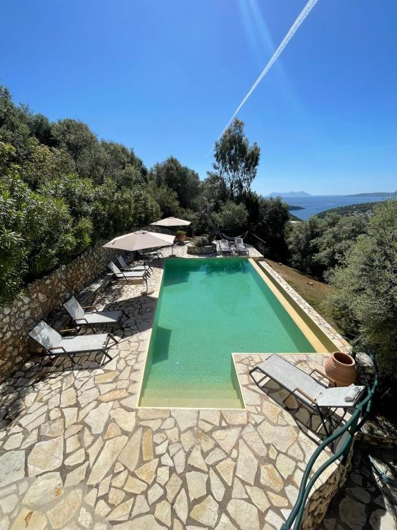 Bazén v ubytovaní Villa Cristina - Charming Villa with Stone and Wood Elements in Sivota Bay alebo v jeho blízkosti