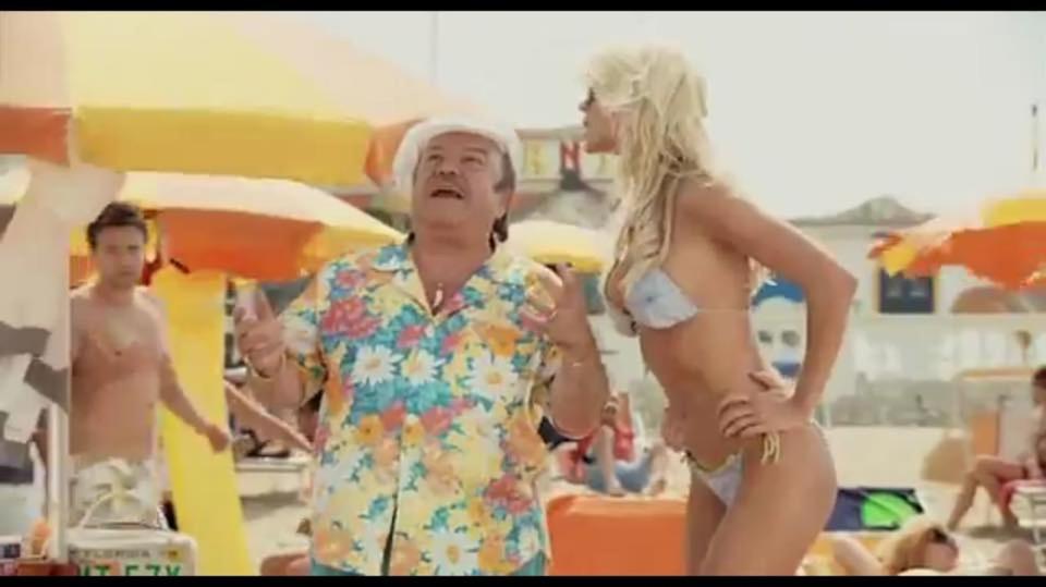 starsza kobieta stojąca na plaży z inną kobietą w obiekcie Hotel Orchidea w mieście Peschici