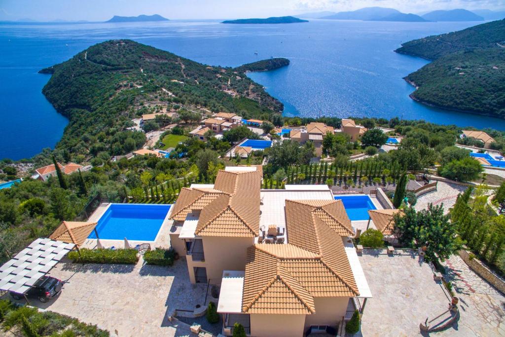 - une vue aérienne sur une villa avec un complexe dans l'établissement Villa Auriga - Spacious Villa with Magnificent Sea View, à Sývota