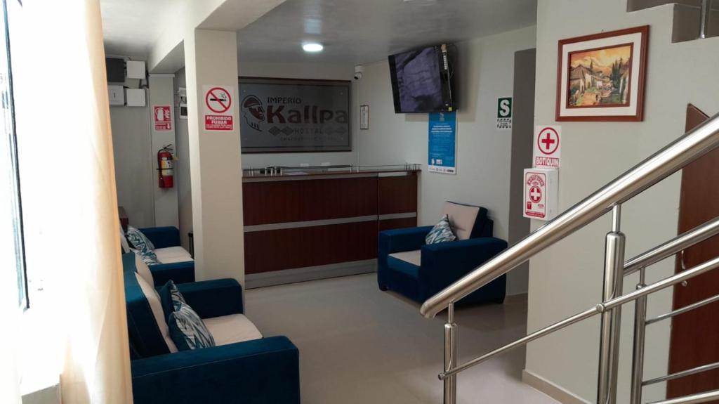 un pasillo del hospital con sillas azules y una sala de espera en HOSTAL IMPERIO KALLPA, en Chachapoyas
