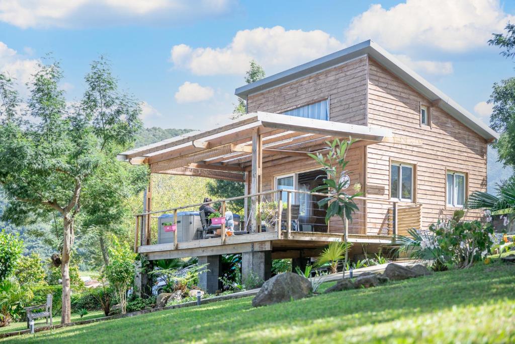 uma casa com um deck com uma mulher nele em Ti chalet toto em Saint-Louis