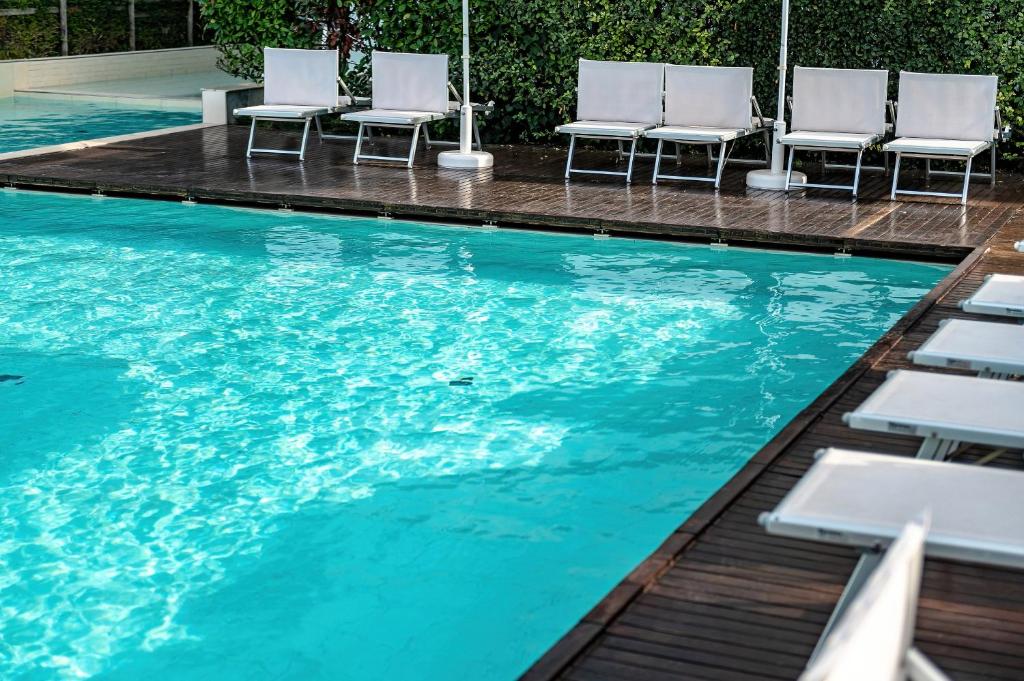 Bazén v ubytovaní Domino Suite Hotel & Residence alebo v jeho blízkosti