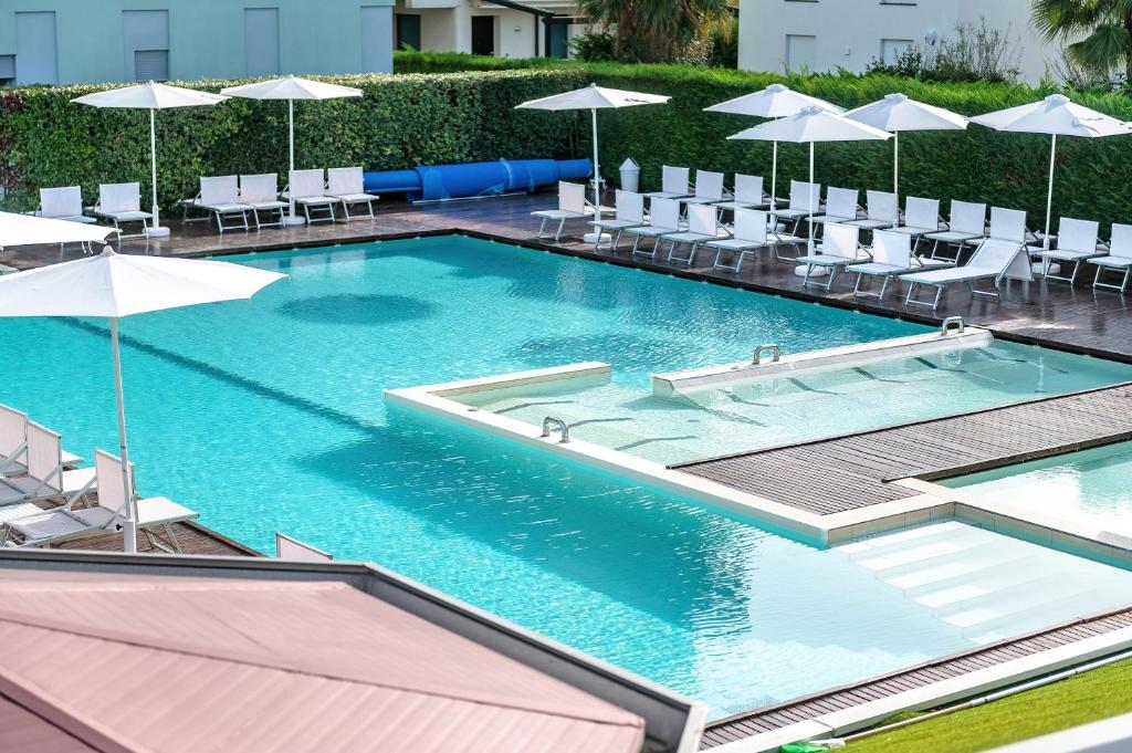 Bazén v ubytovaní Domino Suite Hotel & Residence alebo v jeho blízkosti