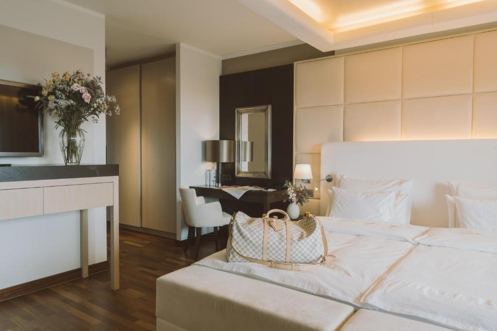 Postel nebo postele na pokoji v ubytování Adults Only Hotel Reiters Supreme