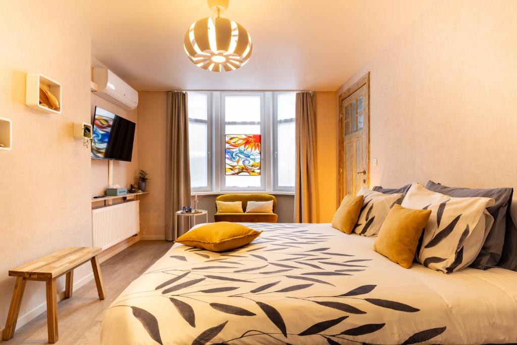 - une chambre avec un grand lit et une fenêtre dans l'établissement 't Zandmanneke, à Ostende