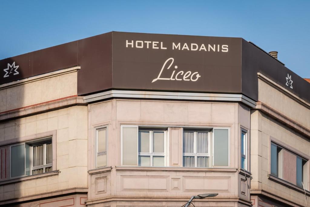un edificio con un cartel que lee hotel madanslezlez en Hotel Madanis Liceo, en Hospitalet de Llobregat