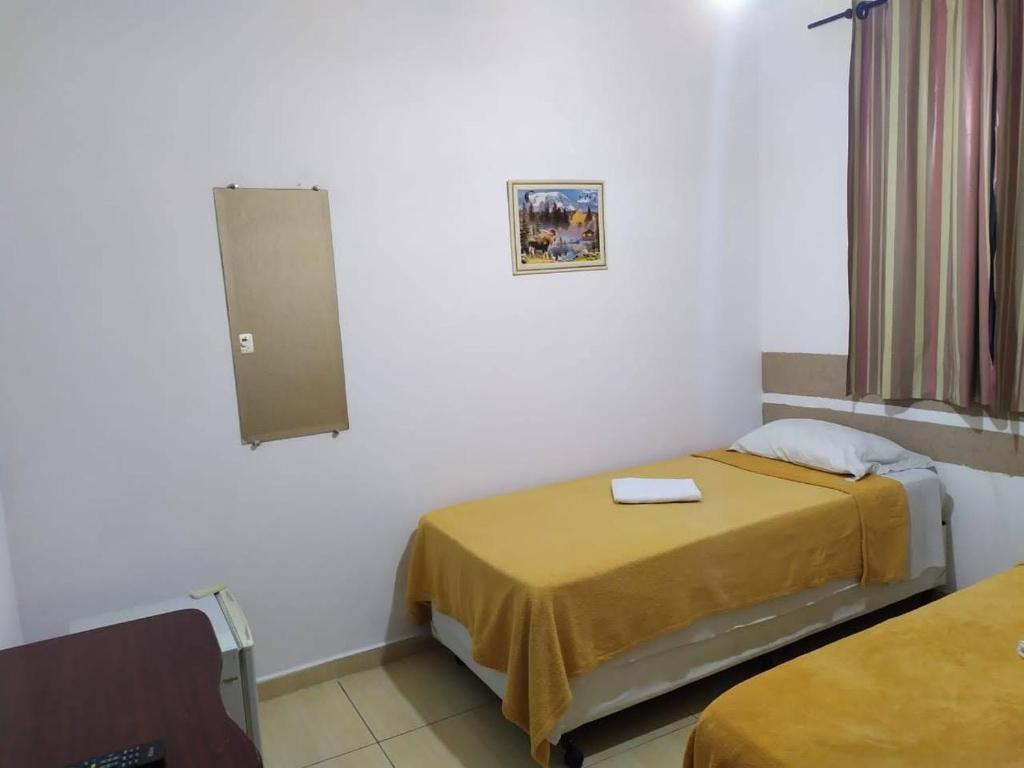 Een bed of bedden in een kamer bij Hospedaria Ipiranga
