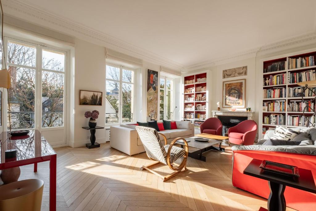 un salon avec de nombreuses étagères dans l'établissement Veeve - Orsay Artistry, à Paris