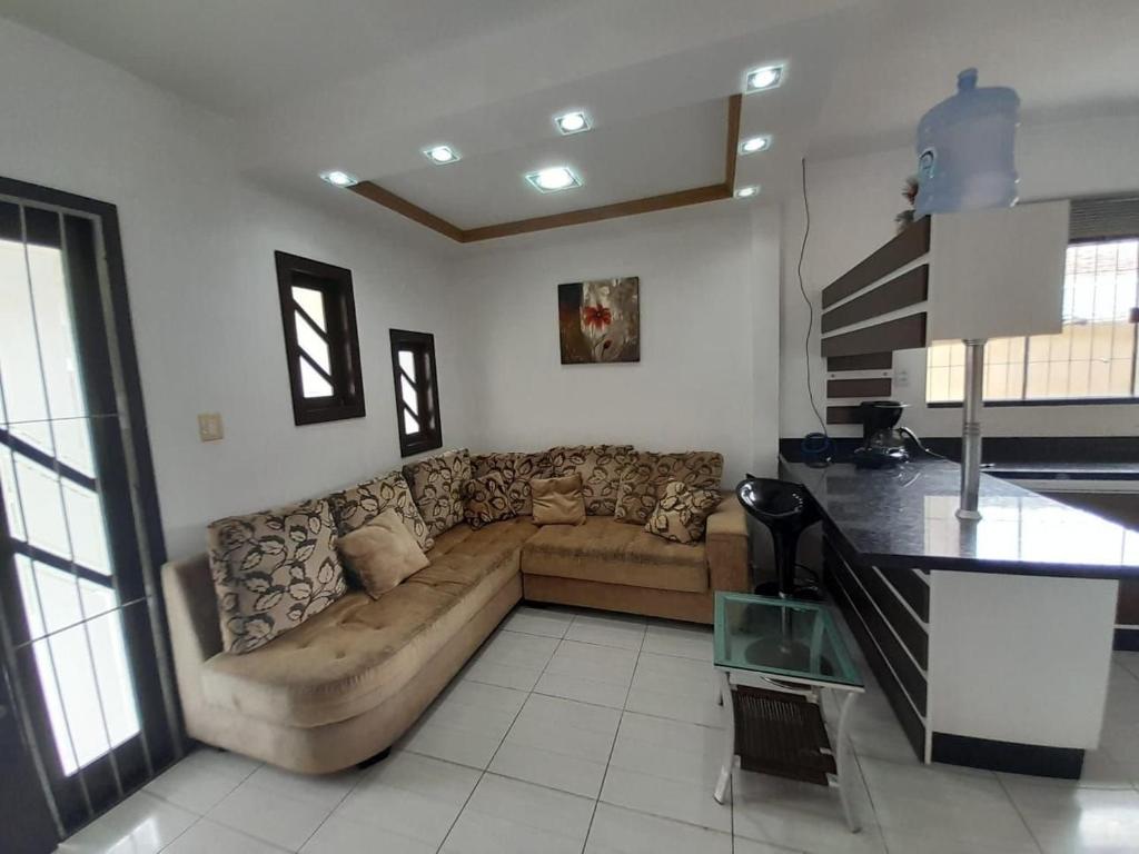 - un salon avec un canapé et une table dans l'établissement Casa 3 quartos a 50m da praia Penha-SC EPS055, à Penha
