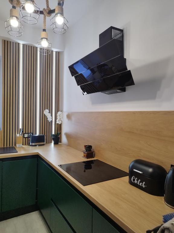 a office with a desk with a tv on the wall at Stara Kamienica przed Fortami in Srebrna Góra