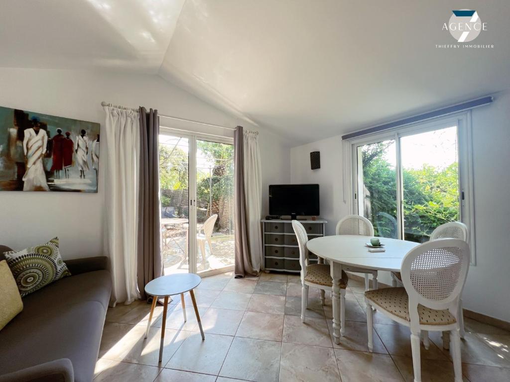 un salon avec une table et des chaises dans l'établissement Mazet Cocagne, à Sainte-Maxime