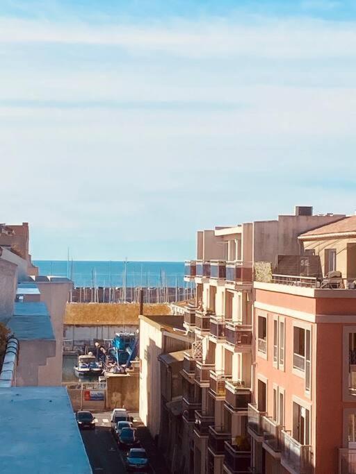 widok na miasto z budynkami i ocean w obiekcie ''Ophélia 133'' Cosy studio climatisé avec balcon w mieście Sète