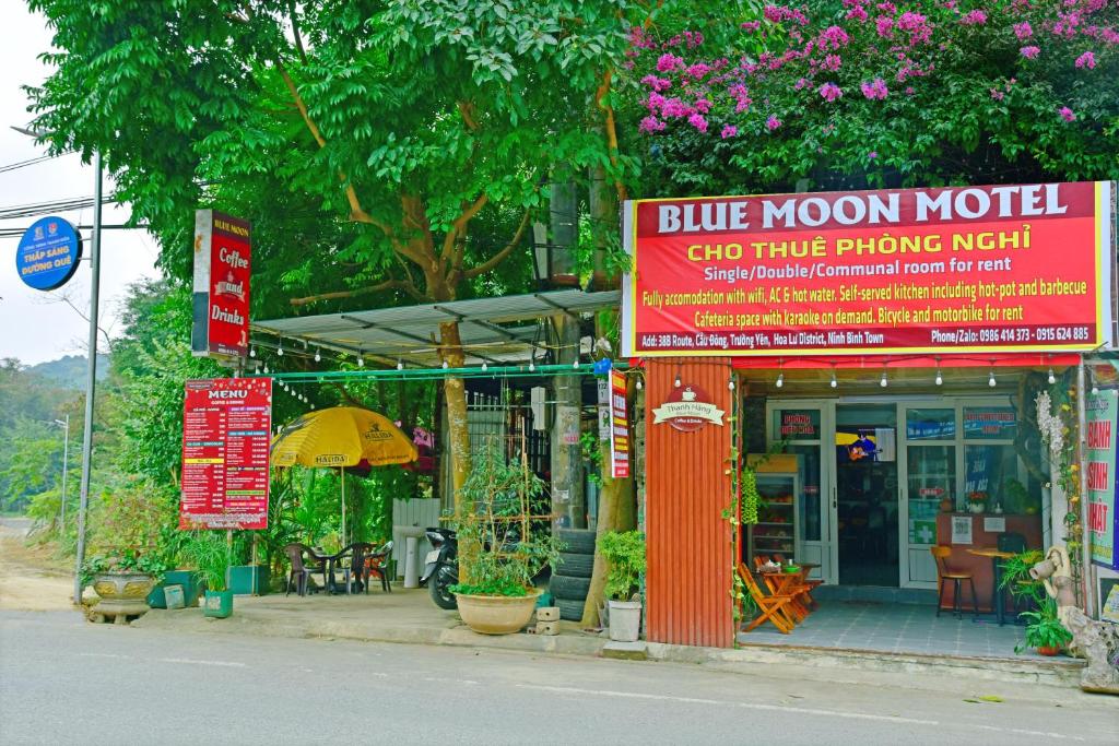a building with a blue moon motel with a sign at Blue Moon Motel in Yên Ha