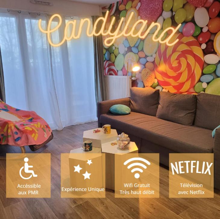 Candyland - Disneyland & Family في مو: غرفة معيشة مع أريكة وجدار مع البالونات