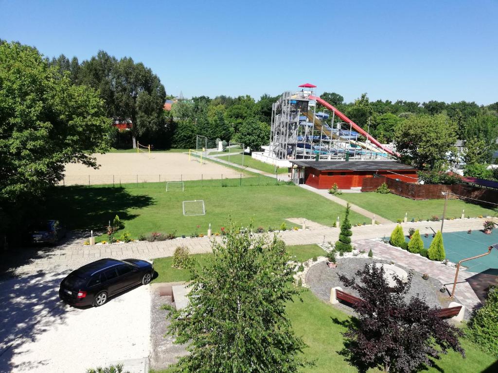 Bazén v ubytování Hotel Írisz nebo v jeho okolí