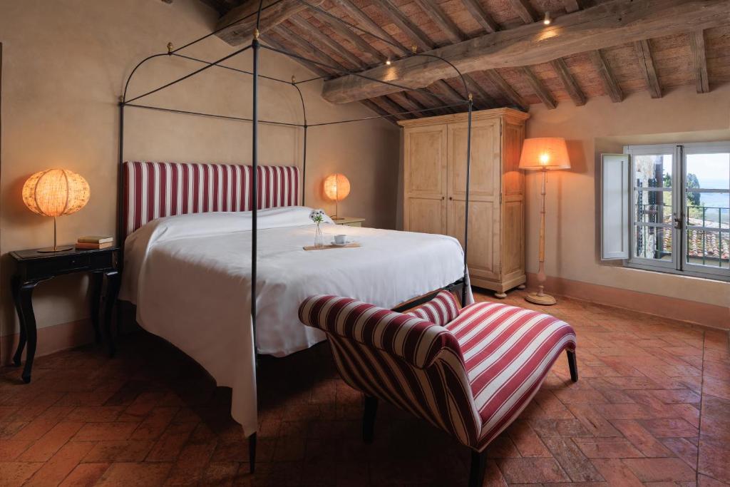 Postel nebo postele na pokoji v ubytování Castello di Fonterutoli Wine Resort