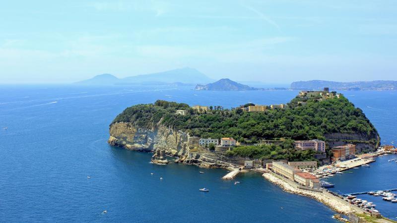 una isla en medio del agua en Romeo house en Nápoles