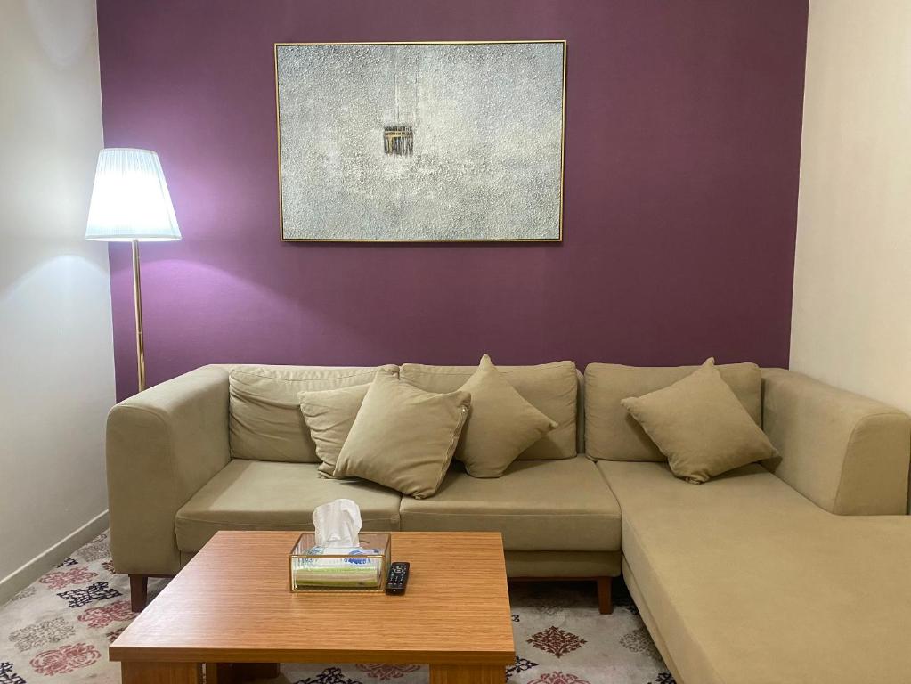 ein Wohnzimmer mit einem Sofa und einem Tisch in der Unterkunft شقه ١١٢٢ في ابراج التلال بمكه المكرمه in Mekka