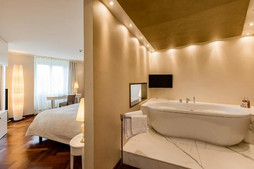 Suite with Whirlpool, River View and Balcony