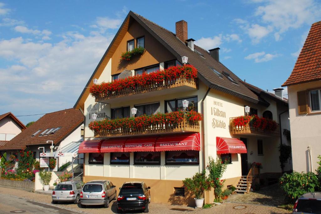a building with flowers on the side of it at Hotel Vulkanstüble in Achkarren