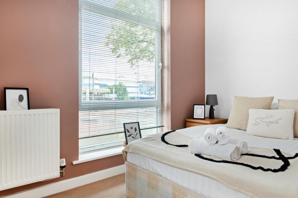 Ένα ή περισσότερα κρεβάτια σε δωμάτιο στο Spacious 2 bedroom apartment opposite QMC Hospital