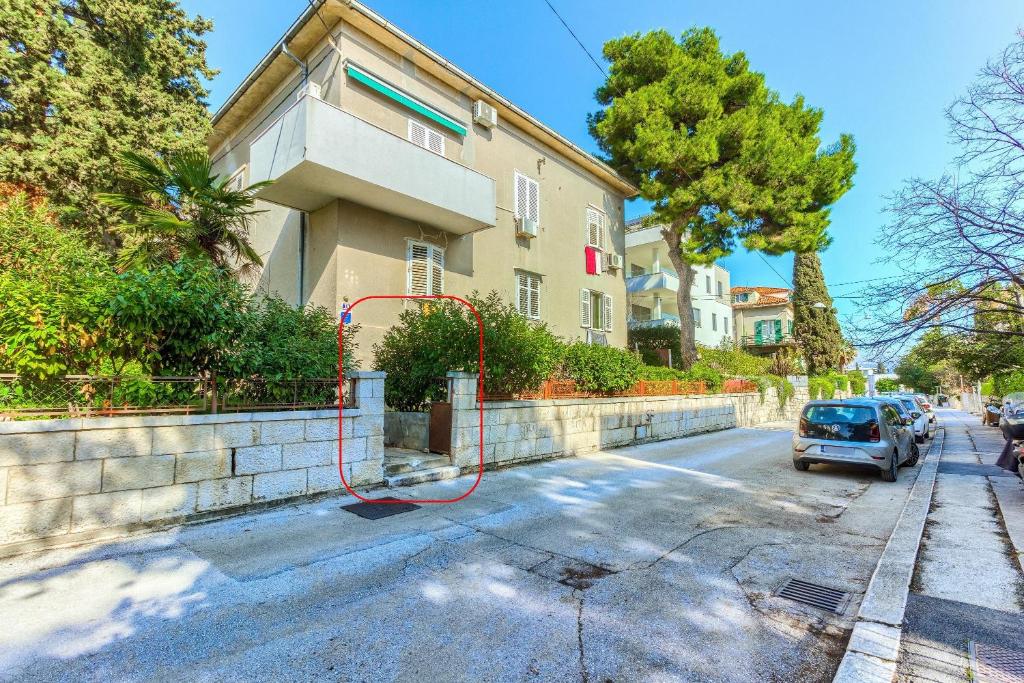 un coche aparcado en una calle al lado de un edificio en Apartments Filipovic, 3 min walk to the beach en Split