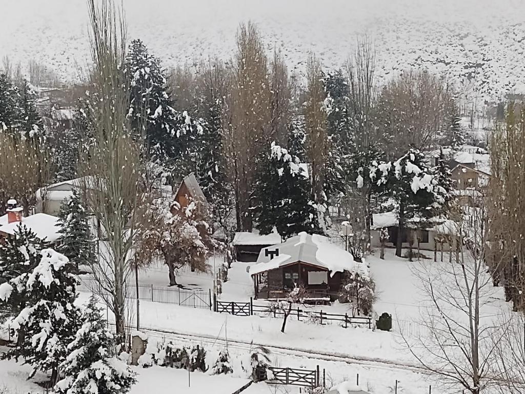 una foto en blanco y negro de una casa cubierta de nieve en Cabaña Sonnentahl 2, en Potrerillos