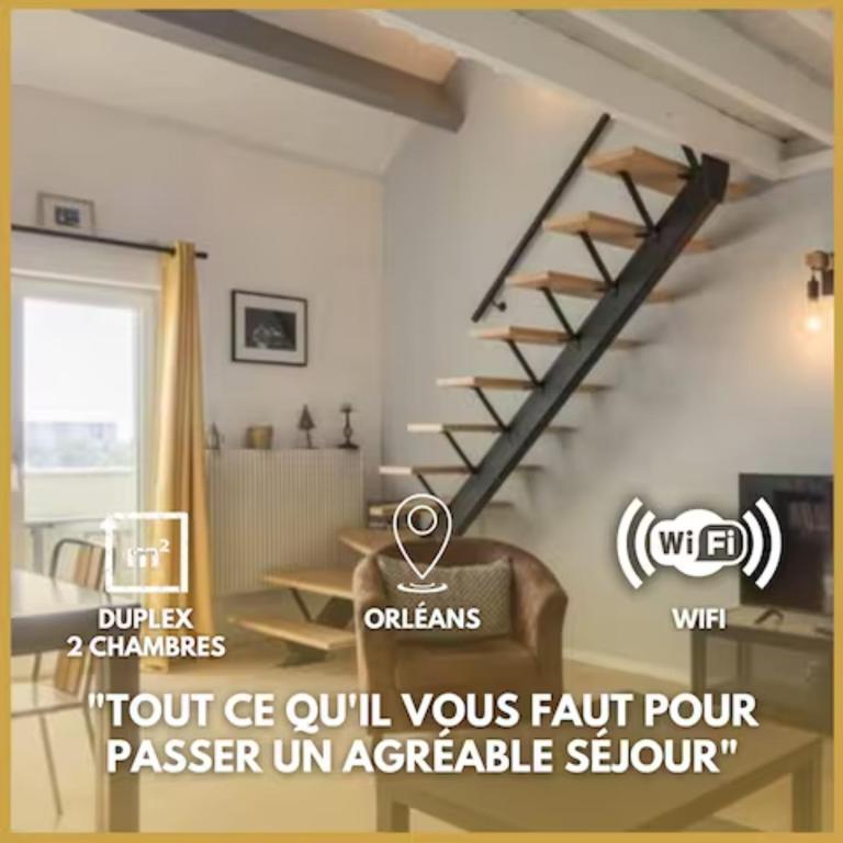- un escalier dans le salon dans l'établissement Le Duplex Ensoleillé du Parc * Parking * Balcon *, à Orléans