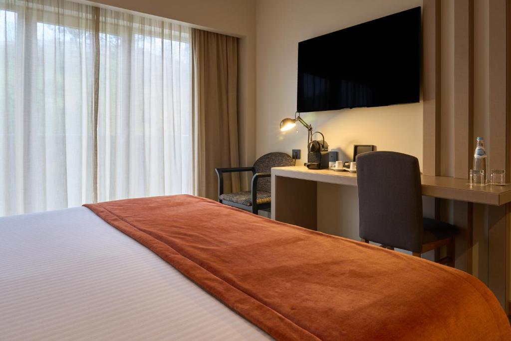 Uma televiso e/ou sistema de entretenimento em Hotel Versatile