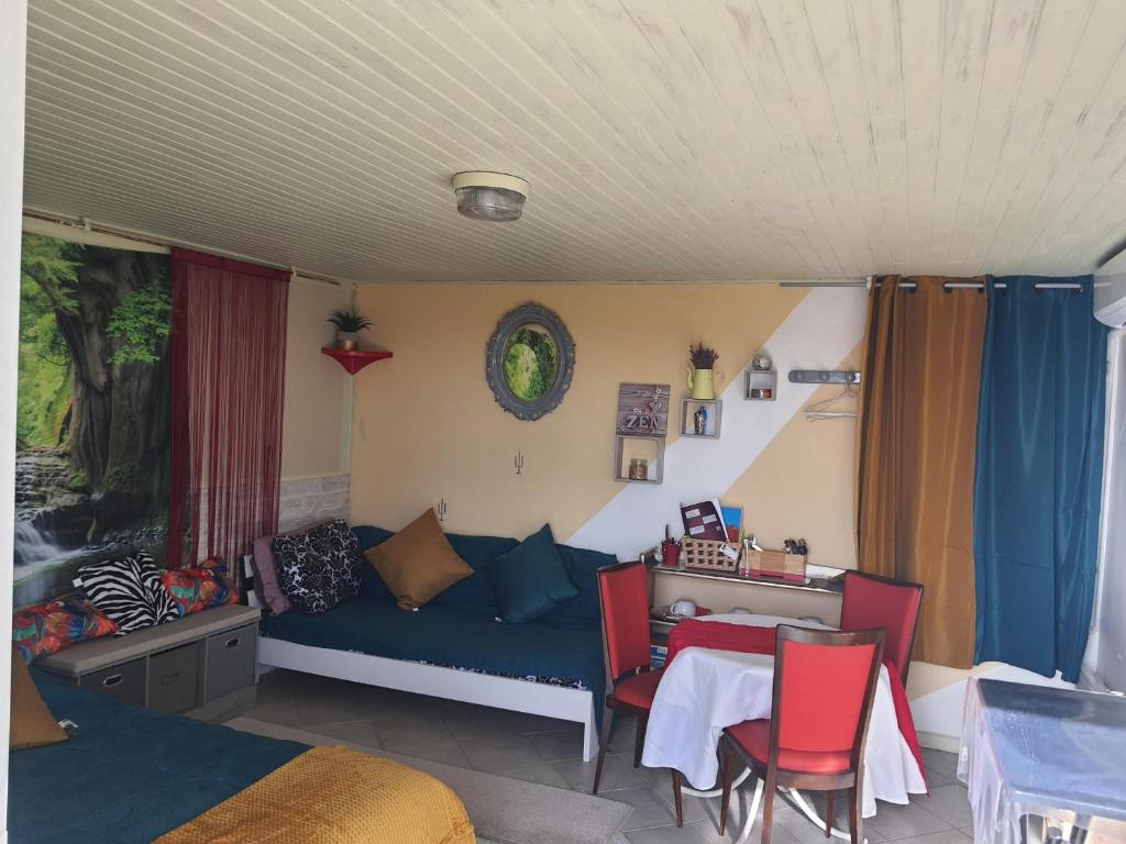 Posezení v ubytování B&B Chambre Chante Cristal