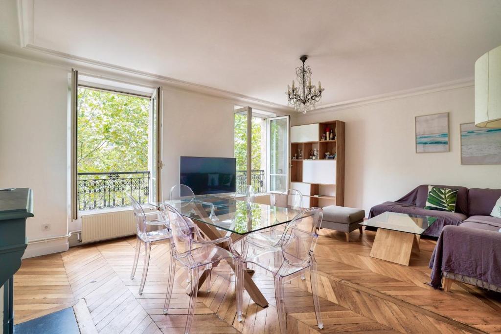 Sublime apartment in the 17th district