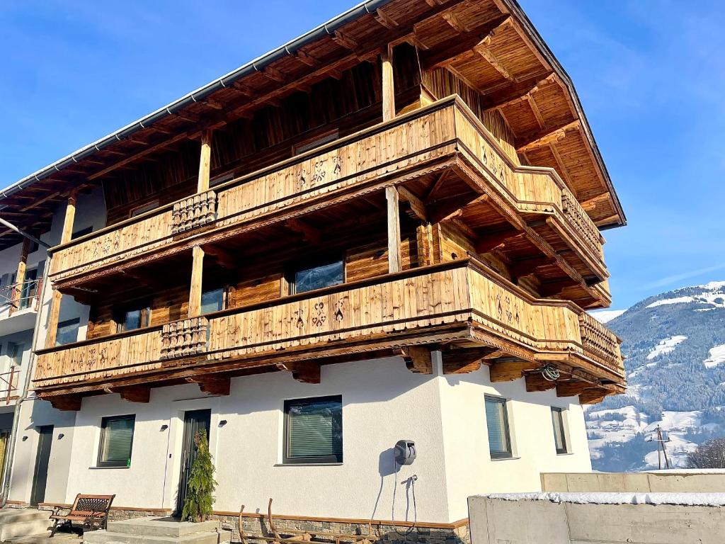 菲根貝格的住宿－Appartement Hirner，一座带木制阳台的建筑