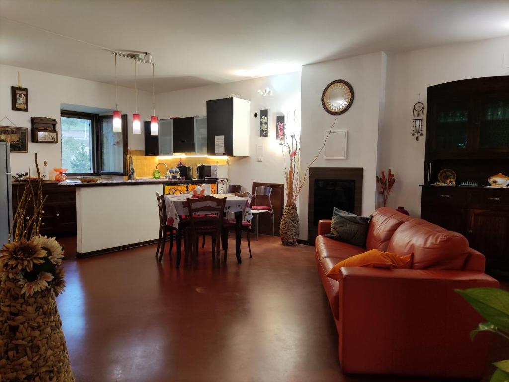 卡梅利諾的住宿－La Casa di Elena，客厅以及带沙发和桌子的厨房。