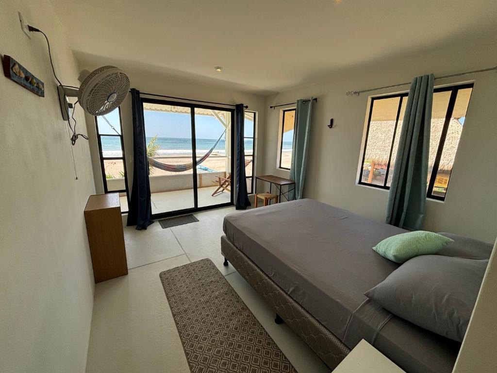Stella Mar Oceanfront Hotel في بوبويو: غرفة نوم مع سرير وإطلالة على المحيط