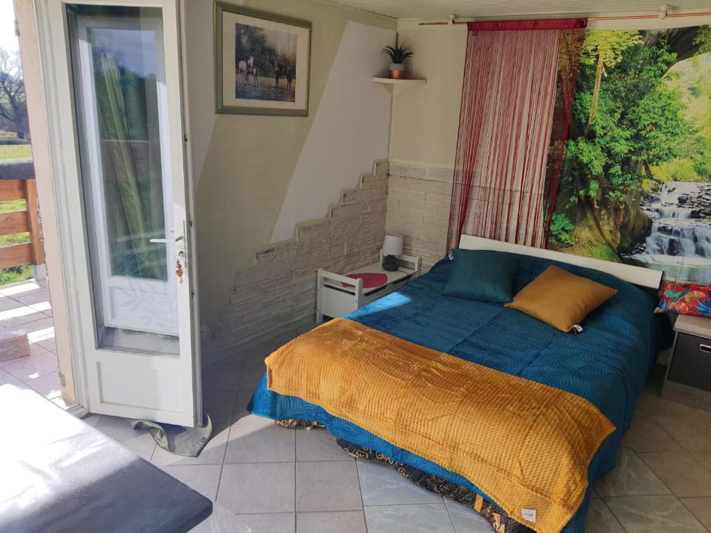Postel nebo postele na pokoji v ubytování B&B Chambre Chante Cristal
