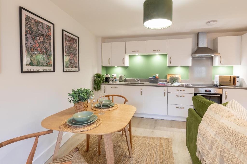 een keuken en eetkamer met een tafel en stoelen bij Beautiful apartment in city centre in Southampton