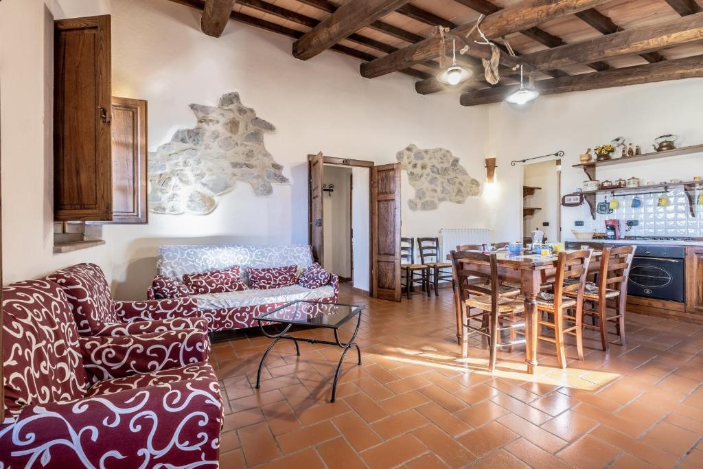 - un salon avec un canapé et une table dans l'établissement Genziana, à Arcidosso