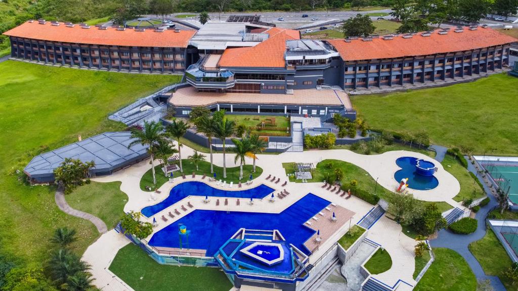 una vista aérea de un complejo con piscina en Garden Hotel en Campina Grande