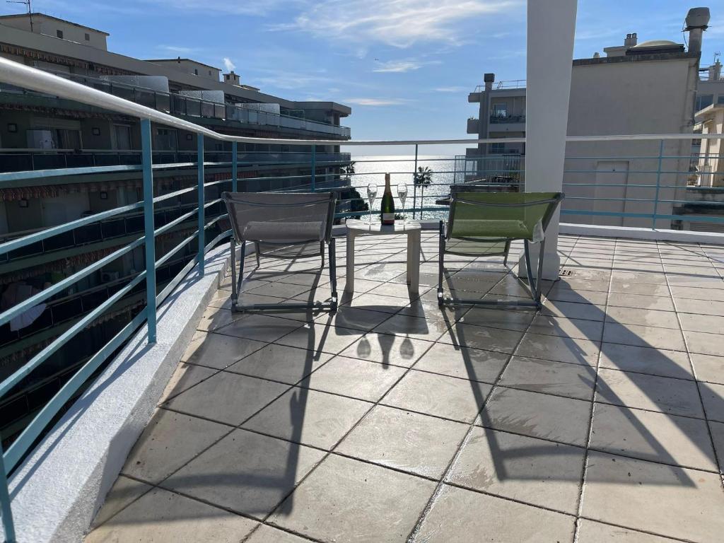 deux chaises assises au-dessus du toit dans l'établissement Chez Fabio YourHostHelper, à Antibes