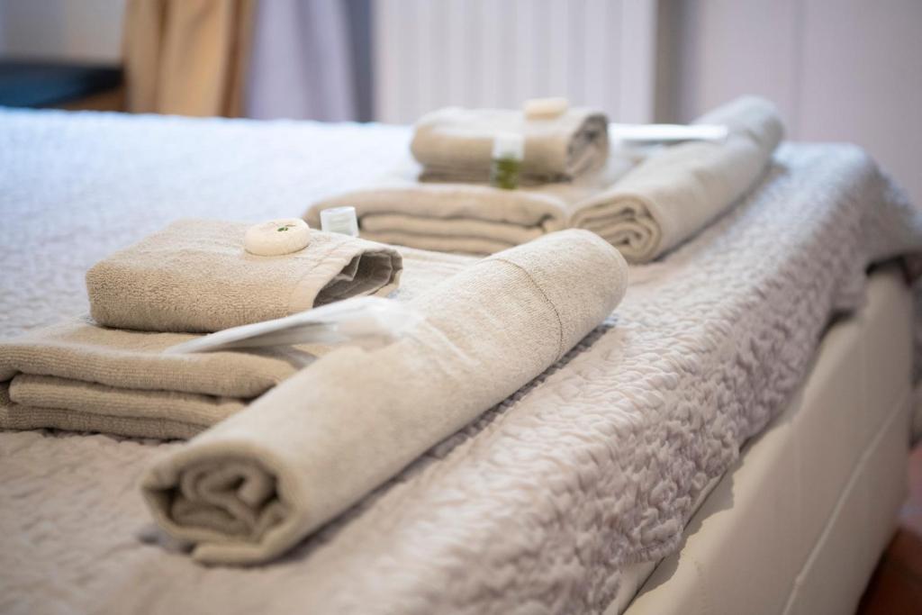 a group of towels are arranged on a bed at Ai piedi del castello / 4PL / Apt. FULL in Verona
