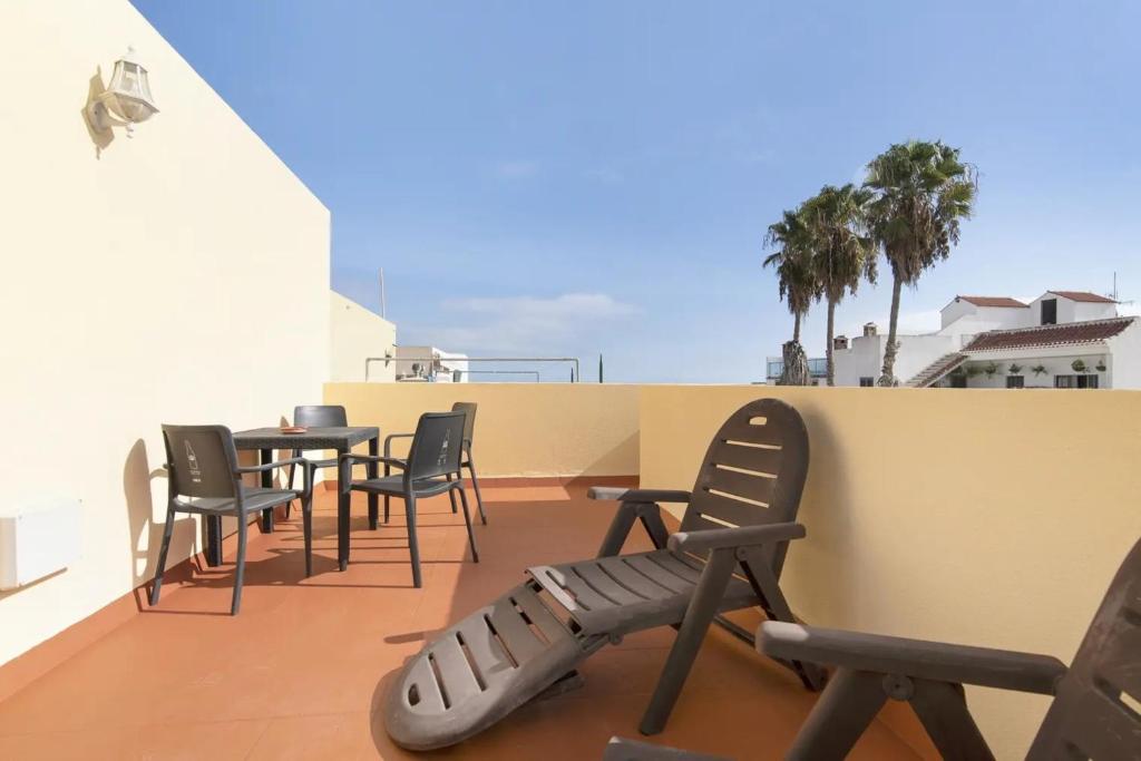 a balcony with chairs and a table on a roof at Casa Bella Lucía in Casablanca