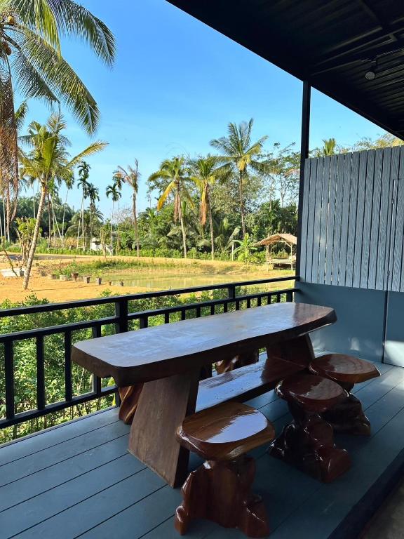 Balkón nebo terasa v ubytování Phangnga Save House - เซฟเฮาส์พังงา