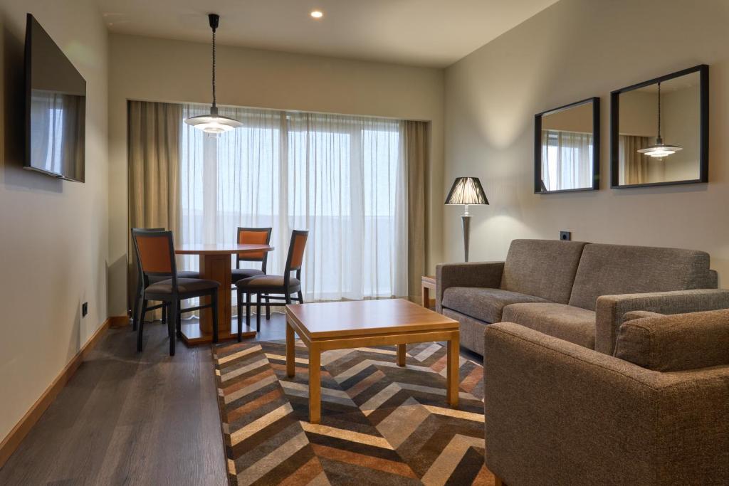 Uma rea de estar em Hotel Versatile