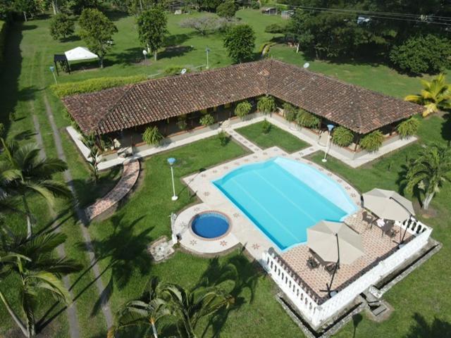 Výhled na bazén z ubytování Finca Los Abuelos nebo okolí