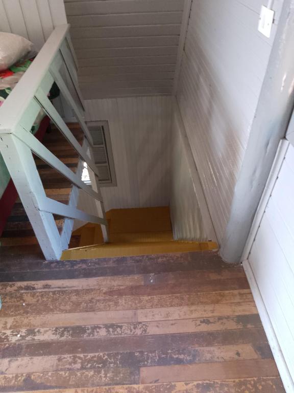 Zimmer im Dachgeschoss mit einer Treppe und einem Kasten in der Unterkunft Chalé das cataratas 