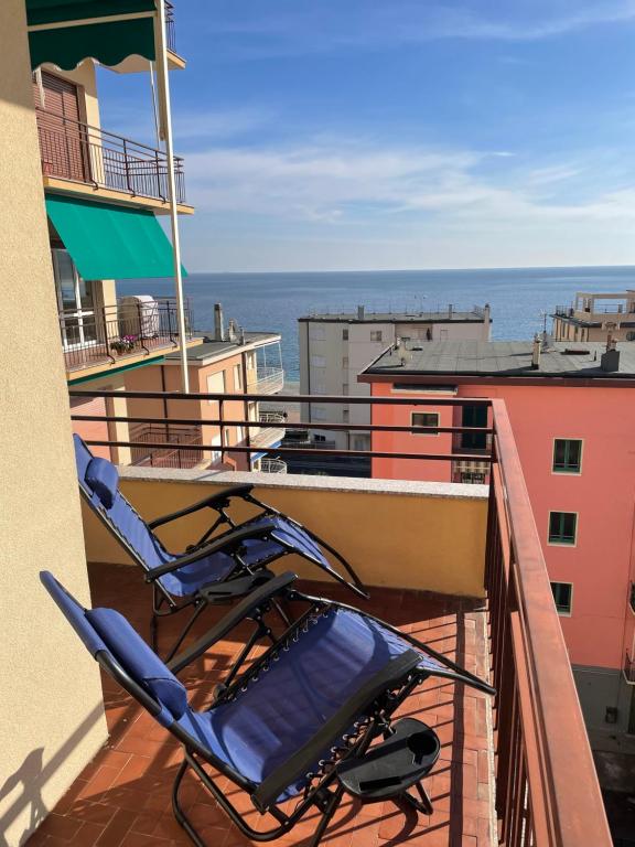 a chair on a balcony with a view of the ocean at Appartamento vista mare di Marco in Spotorno
