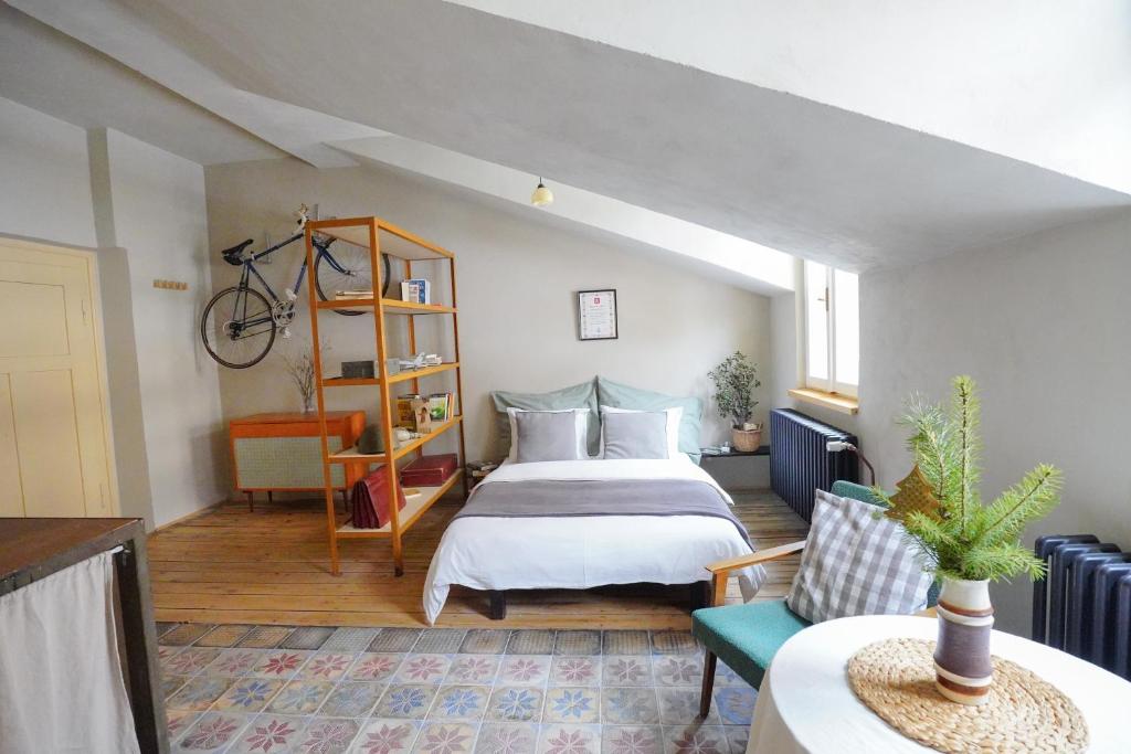 Voodi või voodid majutusasutuse Retro & Romantic 2BR Gem in Spa Center! toas