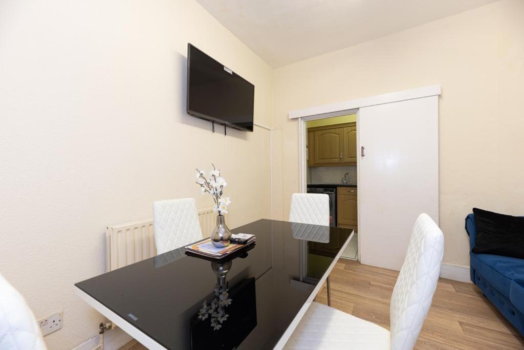 Televisyen dan/atau pusat hiburan di Barking Road Comfy House