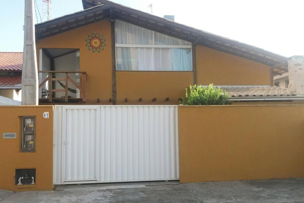 Das Gebäude in dem sich das Ferienhaus befindet