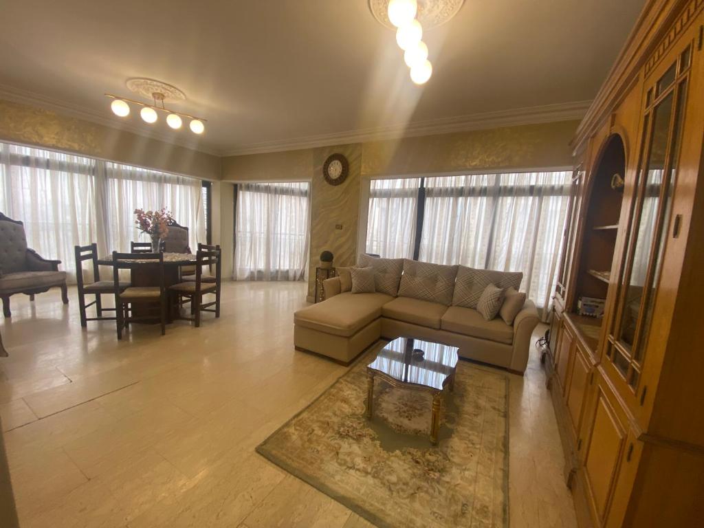 Posezení v ubytování Central luxurious apartment with amazing Nile view